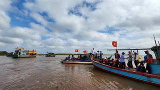 Tấp nập người dự lễ hội Nghinh Ông ở Bạc Liêu