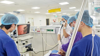 Hà Nội: Cụ bà nguy kịch vì hóc hạt hồng xiêm