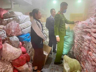 Phát hiện kho mỡ bò, óc lợn trôi nổi chuyên cấp cho nhà hàng, xưởng xúc xích ở Hà Nội