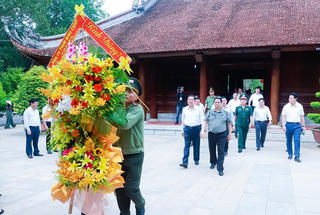 Thủ tướng Phạm Minh Chính dâng hương tại Khu Di tích Kim Liên