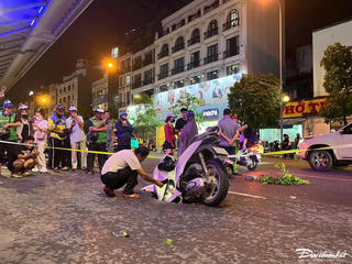 Xe máy đang lưu thông bất ngờ bị sụt hố sâu ở Hà Nội