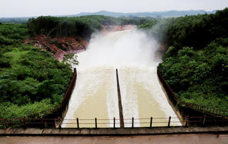 Hồ Kẻ Gỗ xả tràn điều tiết mực nước tránh ngập lụt cho vùng hạ du