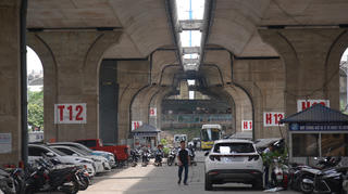 Cận cảnh các gầm cầu cạn sử dụng làm bãi đỗ xe ở Hà Nội