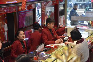 [ẢNH] Ngày vía Thần tài 2023 hết 'nóng': Không cảnh hàng dài chen lấn mua vàng 