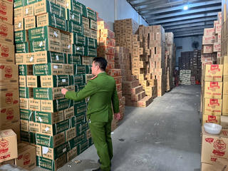 Hà Nội: Thu giữ gần 1 tấn bánh kẹo, hạt ngũ cốc không rõ nguồn gốc
