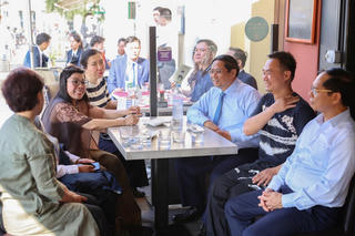 Thủ tướng Phạm Minh Chính thăm gia đình kiều bào tại Pháp