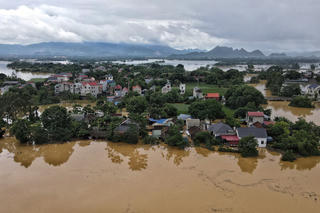 Mực nước lũ vượt báo động “đỏ” trên sông Cầu, sông Bùi: Hà Nội ban bố lệnh khẩn cấp trong đêm