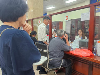 Ngày đầu vận hành chính quyền hai cấp: Người dân Hà Nội được hướng dẫn tận tình, thủ tục nhanh chóng