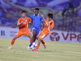 V-League: Thật giả khó lường