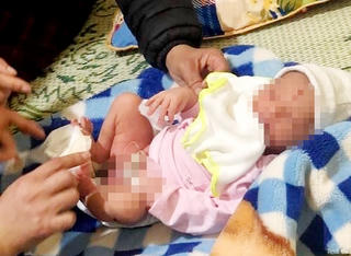 Bé gái sơ sinh bị bỏ rơi bên đường kèm theo lá thư nhờ người nuôi hộ