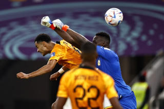 Gừng càng già càng cay và show diễn muộn cứu tuyển Hà Lan