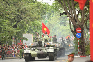Khí thế đoàn xe tăng, khí tài hành quân tiến về Quảng trường Ba Đình trong buổi sơ duyệt diễu binh, diễu hành