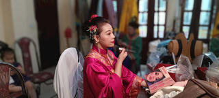 Những câu chuyện đằng sau lớp hóa trang