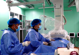 Can thiệp kịp thời phình mạch não cho cụ bà 90 tuổi