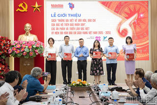 Ra mắt sách "Những bài viết về văn hóa, báo chí của Bác Hồ trên báo Nhân Dân"