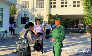 Bộ đội, công an hỗ trợ thí sinh dự thi tốt nghiệp THPT 2025