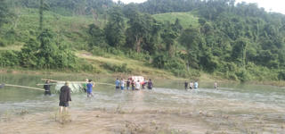 Nghệ An: Vượt suối an táng người thân bị đuối nước