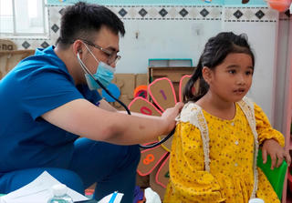 Chuyến tàu mang yêu thương đến với các em nhỏ ở Quảng Trị