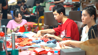 Người khuyết tật làm túi xách, móc khóa in hình Quốc kỳ mừng Quốc khánh 2/9