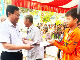Mặt trận An Giang thăm, tặng quà tại Hội Khmer – Việt Nam tỉnh Kandal (Vương quốc Campuchia)