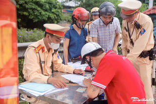 Hà Nội: Hàng chục tài xế nhận biên bản vì 'leo hè', đi ngược chiều