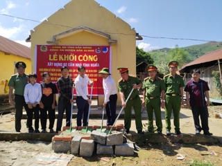 Đắk Nông: Công an huyện Đắk Glong xây 2 nhà tình nghĩa và nhận đỡ đầu 5 cháu mồ côi