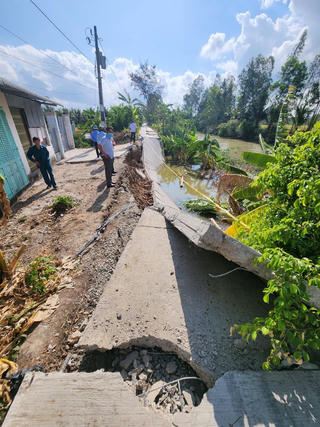 Đường mới làm bỗng trôi tuột xuống sông