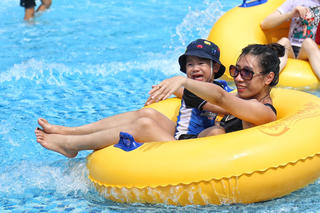 Hà Nội nắng như 'đổ lửa', người dân ùn ùn ra công viên nước giải nhiệt