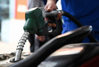 Giá xăng, dầu tăng giảm trái chiều