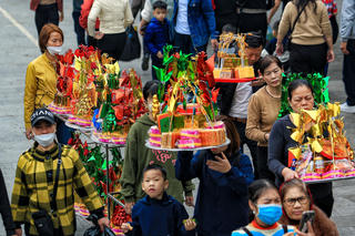 Cận cảnh: Hàng ngàn người đổ về Đền Bà Chúa Kho 'vay tiền, xin lộc' đầu năm mới