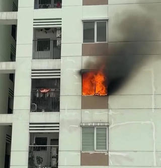 Một buổi sáng, cháy 2 chung cư ở Hà Nội