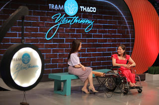 Cô gái khiếm khuyết 21 năm ngồi xe lăn, khởi nghiệp từ cây kim, sợi chỉ