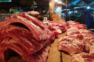 Giá thịt lợn hơi vẫn giảm