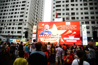 Dân Linh Đàm lắp màn hình lớn cùng xem chung kết 'cho đã'