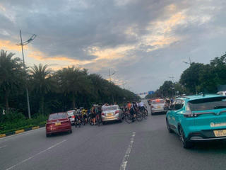 Đoàn xe đạp 'quây' tài xế ô tô con trên đường Võ Nguyên Giáp