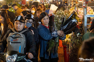 Chợ hoa lớn nhất Hà Nội đông nghịt người dịp Tết