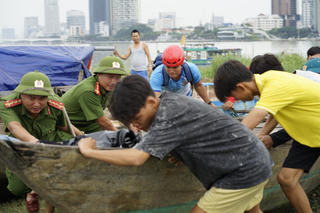 Đà Nẵng: Học sinh nghỉ học, chợ dừng họp, người lao động nghỉ làm việc để tránh bão