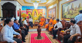 Lãnh đạo thành phố Cần Thơ thăm, chúc mừng tết Chôl Chnăm Thmây