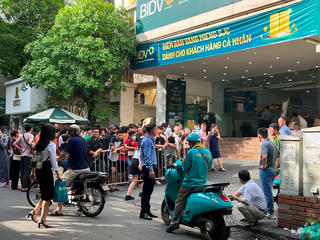 Hà Nội: Chờ mua vàng từ 12h đêm, có người khóc vì vui khi được phát số thứ tự mua vàng