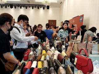 "Săn" hàng hiệu khuyến mãi khủng