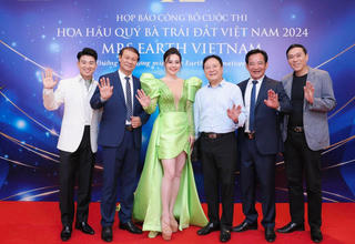 NSND Vương Duy Biên đồng hành cùng Hoa hậu Phan Kim Oanh chấm thi Mrs Earth Vietnam