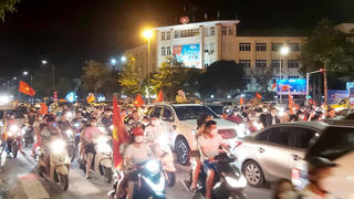 CSGT TP Vinh phân luồng khi người dân 'đi bão' mừng đội tuyển