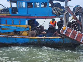 Trục vớt tàu cá gặp nạn, cứu 2 ngư dân trên vùng biển Cần Giờ