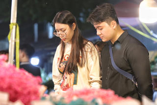 Chợ hoa lớn nhất Thủ đô tấp nập trước Ngày phụ nữ Việt Nam