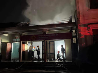 Nhiều giấy tờ bị cháy, sau khi “bà hoả” ghé trụ sở uỷ ban xã