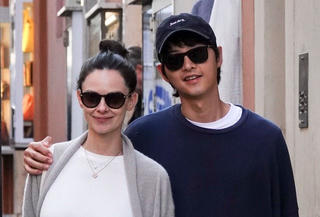 Song Joong Ki và bạn gái người Anh hé lộ hình ảnh con trai đầu lòng