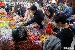Phố bánh kẹo ở Hà Nội chật như 'nêm' những ngày cuối năm