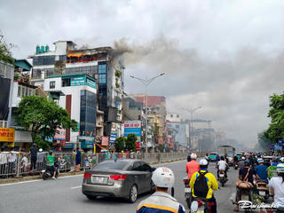 Hà Nội: Kịp thời dập tắt đám cháy lớn trên đường Giải Phóng