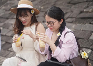 Đến Huế ngắm hoàng hôn, chèo Sup và thưởng thức ly đậu hủ bên dòng sông Hương