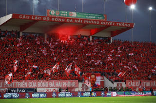 Khán giả đốt nhiều pháo sáng, CLB Hải Phòng bị phạt 70 triệu động